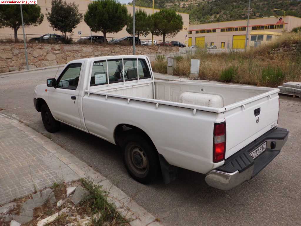 SE VENDE CAMIONETA NISSAN